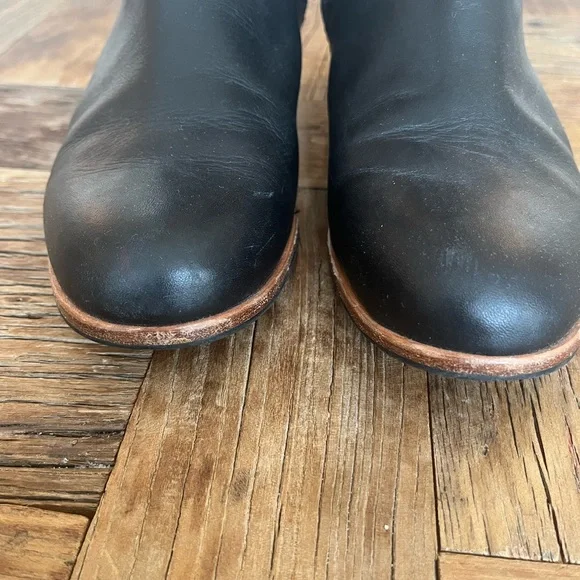UGG women’s black leather zip boots - Picture 9 of 10